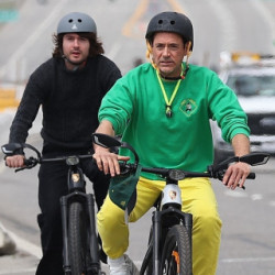 Robert Downey Jr z synem na rowerach